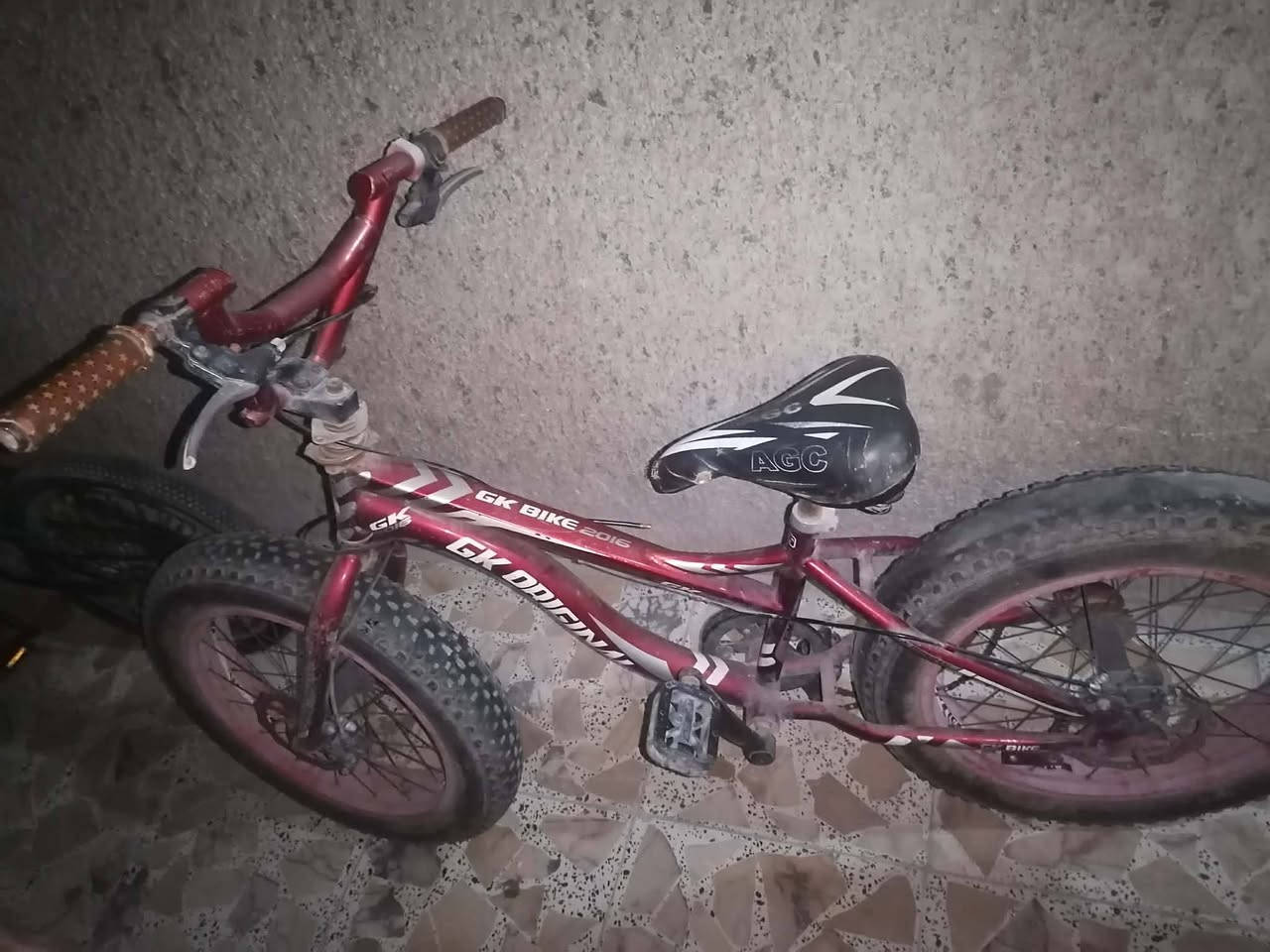 باسكلات اثنينهم 50 الف قفل يرادلهن بريكات ونفخ فقط للتواصل ***********
