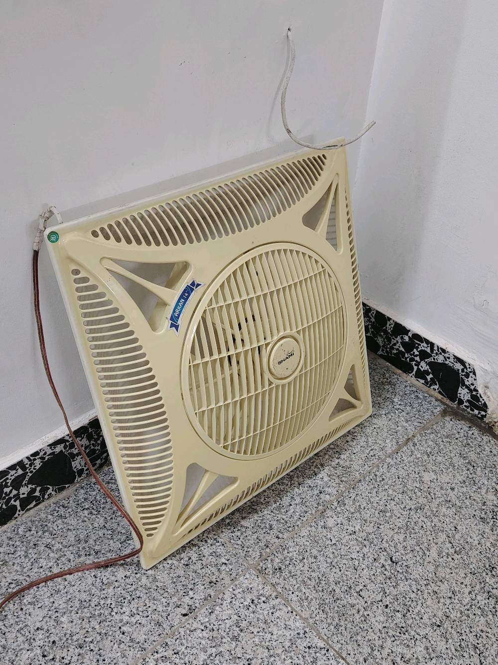 ٣بنكات سقف ثانوي نوعيه شامي مستعمله نضيفه تشتغل ٣ب٥٠ الف وبيه مجال للمراسله على الرقم ***********