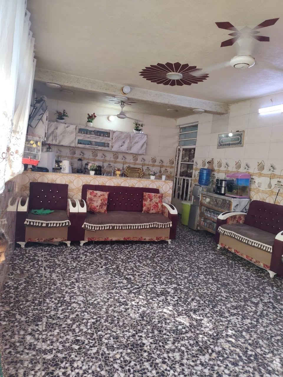 السلام عليكم بيت للبيع مساحه البيت 400 مع بيت خارجي معزول طابع ثاني غرفه نوم ومطبخ وحمام والبيت الثاني 5 غرف نوم وصالة ومطبخ حار وبارد وحمام عدد 3  العنوان الجعاره شارع السجاد للاستفسار الاتصال على الرقم التالي ***********
