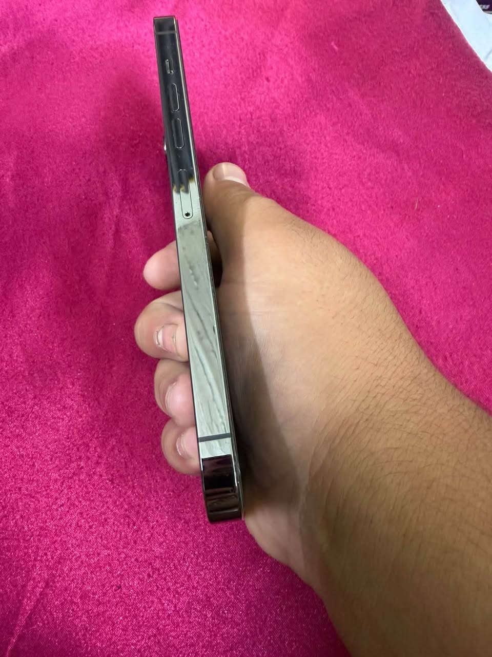 ايفون 13 pro max
ذ 256
ب 91 معلايه 
لون اسود 
شاصي كفاله 
الجهاز مبدل بي شاشه حالها حال الاصليه 
لا تعليك ولاحماوه ولا تختلف الوانها كلش مرتبه 
محدث اخر تحديث ios 27 مكاني بغداد البنوك 
السعر 600 وبي مجالل***********

نص مكتوب في الصور:
- القطع والخدمة تجمع Apple سجل تاريخ القطع والخدمة، وهذا السجل يعرض معلومات عن هذا الـ iPhone وحالته وتفاصيل إصلاحه. معرفة المزيد... سجل تاريخ الخدمة الشاشة غير معروف
- حالة البطارية والشحن كما هو الحال مع البطاريات القابلة لإعادة الشحن، بطارية الهاتف قابلة للاستهلاك وتصبح أقل فاعلية مع الوقت. معرفة المزيد... الحد الأقصى للقدرة 91% هذا قياس لقدرة البطارية مقارنة بقدرتها عندما كانت جديدة. قد تتسبب القدرة المنخفضة بتقليل ساعات الاستخدام بين عملية الشحن والأخرى. أقصى قدرة للأداء ستساعد الأنظمة المضمنة في النظام والمكونات في تخفيف آثار الأداء التي قد تلاحظها أثناء التقدم الكيميائي في عمر بطارية iPhone. شحن البطارية المحسن للحد من استنزاف عمر البطارية، يتعلم الـ iPhone من عادات الشحن اليومية، بحيث ينتظر ولا يتجاوز 80% حتى يحين موعد حاجتك إلى استخدامه.