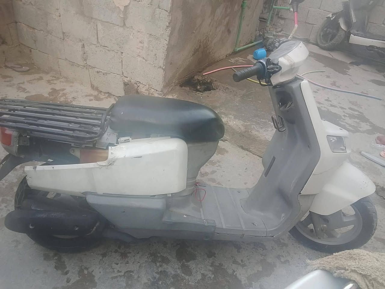 السلام عليكم دراجه ستين للبيع المواصفات هية شغاله بس بيها صوت بل كلجات وبريكات مابيها للتواصل على الرقم او  فيس *********** خابرني ونتفاهم علسعر

