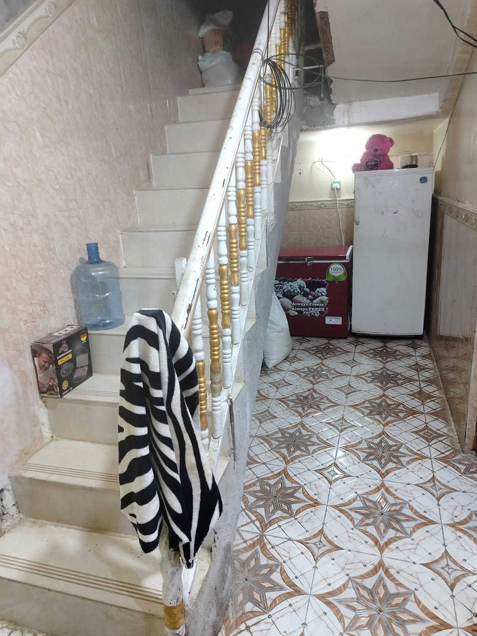 للبيع مساحة 130 غرفة وصالة ومطبخ واستقبال وصحيات ***********
