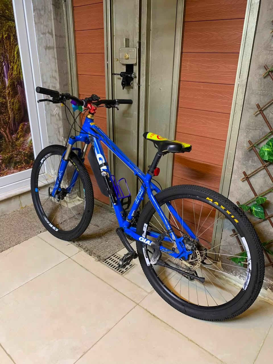 🚲 للبيع: بايسكل جبلي جاينت (GIANT) أصلي - بحالة ممتازة🟦

جبلي (Mountain Bike) هاردتيل.⛰️

 (الفريم): ألمنيوم خفيف جداً وقوي (Aluxx Aluminum)، تصميم هيدروليكي مريح للمسافات الطويلة.✅

(الإطارات): تايرات أصلية ماركة Maxxis (ماكسس)✅

ويلات ألمنيوم دبل وول ديسك (Giant GX28)، قوية وتتحمل الصدمات.✅

منظومة سرعات متعددة (شفترات شيمانو) مع دنديل ثلاثي أمامي يوفر سلاسة تالية🟥

(المساعد الأمامي): مساعد أمامي (Fork) يمتص الصدمات بشكل ممتاز، يمنحك راحة كاملة بالمطبات🟦

حجم(27.5)

سعر300 الف

العنوان بغداد مدينة الصدر
للتواصل ***********
