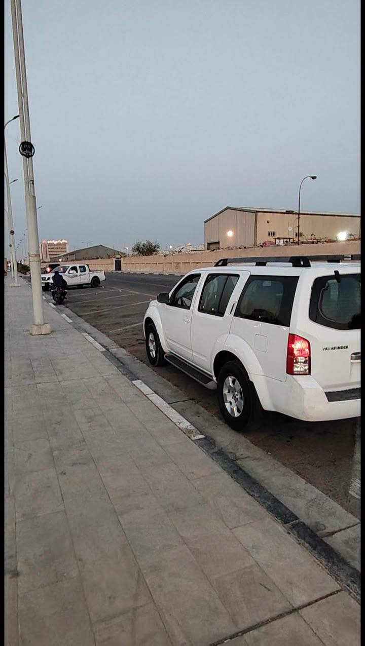 نيسان بافندر مديل 2012 خليجي مكفوله من الضربه والصبغ والشخط  رقم بصره  بسمي تحويل ثاني يوم  محرك مكفول من الفتح  كرير مكفول  تريد ثلج ثلاثة قطع دفع رباعي  فور ويل تحكم استيرن جهتين ديفيدي  سياره نظيفه في معنا الكلمه السعر 140 وبيه مجال قليل أعتذر من المراوس بيع نقد  مكانها البصره  ت***********  بالعافيه على الياخذه لانها سيارتي الخاصه مو مال بياع شراي مال جناي

نص مكتوب في الصور:
- 2012