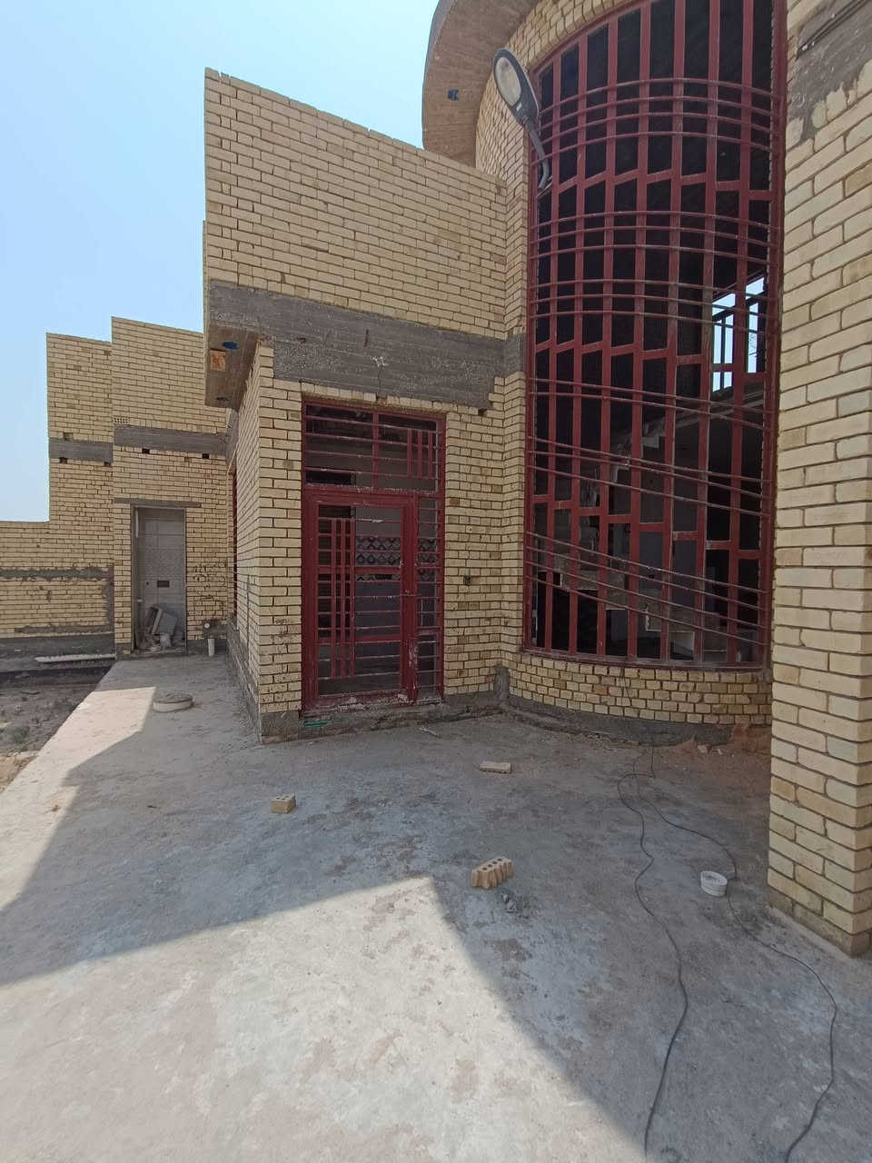 بسم الله الرحمن الرحيم
دار للبيع المساحة ٤٠٠ متر 
ركن على شارع ٨ تبليط 
مي وكهرباء واصل 
عقد زراعي طابو ٢٥ مروج معاملة تغيير جنس العقار من زراعي لطابو صرف 
بناء حديث سنة ٢٠٢٥ يحتوي على غرفتين نوم وصالة كبيرة واستقبال ومطبخ ومناور عدد ٢ حمام داخلي وخارجي 
مطبك كاشي والحمامات مطبكه سيراميك وكذلك المطبخ مطبك سيراميك ومأسس كهرباء كل البيت 
السعر المطلوب ٩٥ مليون وبيه مجال
الموقع الفلوجة حي السلام (البچويلة ) خلف الديزلات مقابل واطئة الكلفة 
 للتواصل 
***********
***********
