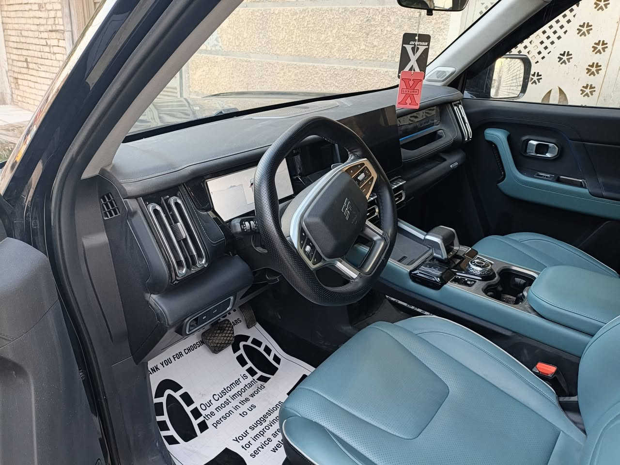 – JETOUR T1 2026  -     فئة Comfort 2.0L 8AT
•   🛣️  المسافة المقطوعة ١١٠٠٠ قابل للزياده

------------------------------------------------------------

✅ المواصفات :

• القير: 8 سرعات أوتوماتيكية 8AT
• نظام الدفع: دفع أمامي
• القوة الحصانية: 254 حصان
• العزم: 390 نيوتن.م
• استهلاك الوقود: 8.1 لتر لكل 100 كم
• كاميرات محيطية 360°
• نظام مراقبة النقطة العمياء
• حساسات اصطفاف كاملة
• نظام المراعي للوقوف الأوتوماتيكي (Autohold)
• نظام التحكم بنزول المنحدرات
• نظام مساعد لصعود المرتفعات
• نظام مكابح مانعة للانغلاق ABS
• نظام التحكم بالثبات ESC
• وسائد هوائية أمامية وجانبية
• رنجات ألمنيوم قياس 19 إنش
• شاشة وسطية قياس 12.8 إنش
• شاشة عدادات رقمية قياس 10.25 إنش
• دعم أبل كاربلاي وأندرويد أوتو
• مثبت سرعة
• مقصورة جلد فاخر
• المقاعد الأمامية كهربائية
• تهوية  للمقاعد الأمامية
• الإضاءة الأمامية والخلفية LED
• صندوق كهربائي بلمسة
• شاحن هاتف لاسلكي
• وضعيات قيادة متعددة
• نظام الدخول الذكي (بصمة)
• مسند يد (كونسول) أمامي
• فلتر تنقية هواء N95
• نظام مراقبة ضغط الإطارات
•السيارة بعدها ممرقمة
🛠️ الضمان

• الضمان الأساسي: 6 سنوات + عداد كم مفتوح
• ضمان المحرك: 10 سنوات أو 1,000,000 كم
سعر 33500 مليون وبيها مجال
الاستفسار ***********
