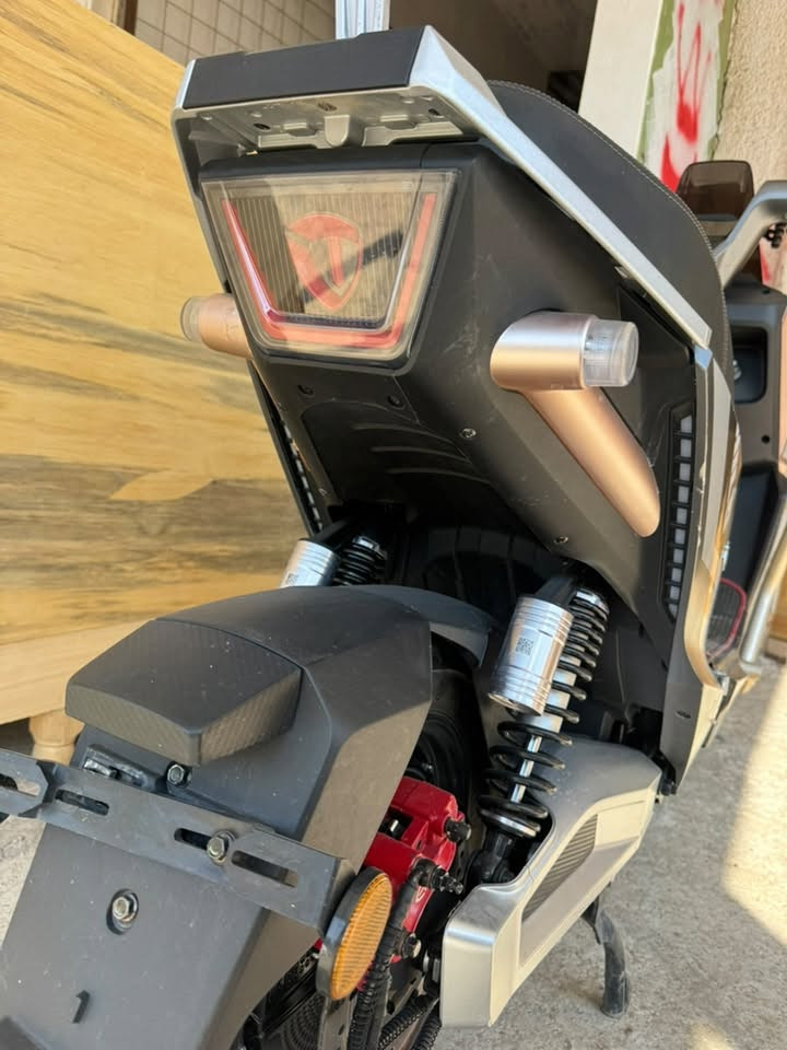 دراجه TAILG T73
* ⚡ المحرك: 1000W أو 2000W حسب النسخة
* 🔋 البطارية: 72V 35Ah Graphene
* 🏁 السرعة القصوى: 32 كم/س للنسخة 1000W، وتصل إلى 60 كم/س للنسخة 2000W
* 🛣️ المدى: حوالي 90 كم، وتذكر الشركة إمكانية الوصول إلى نحو 100 كم في ظروف معينة
* 🔌 وقت الشحن: 6–8 ساعات
* 🛞 الإطارات: 12 إنج Vacuum
* 🛑 الفرامل: CBS + ديسك أمامي وخلفي
* ⛰️ صعود المرتفعات: حتى 13°
* 📏 الأبعاد: 184 × 74.6 × 116.5 سم
* 📐 ارتفاع المقعد: 77 سم
* 🔧 العزم الأقصى: 179 نيوتن.متر
* 🎛️ أنظمة السرعة: 3 مستويات
* 💡 إضاءة أمامية وخلفية وجانبية، وتصميم رياضي.   
البطاريات جديدة 
العنوان موصل الرشيدية 
السعر مليون وخمسين 
الرقم التواصل وبيها واتساب 
***********
