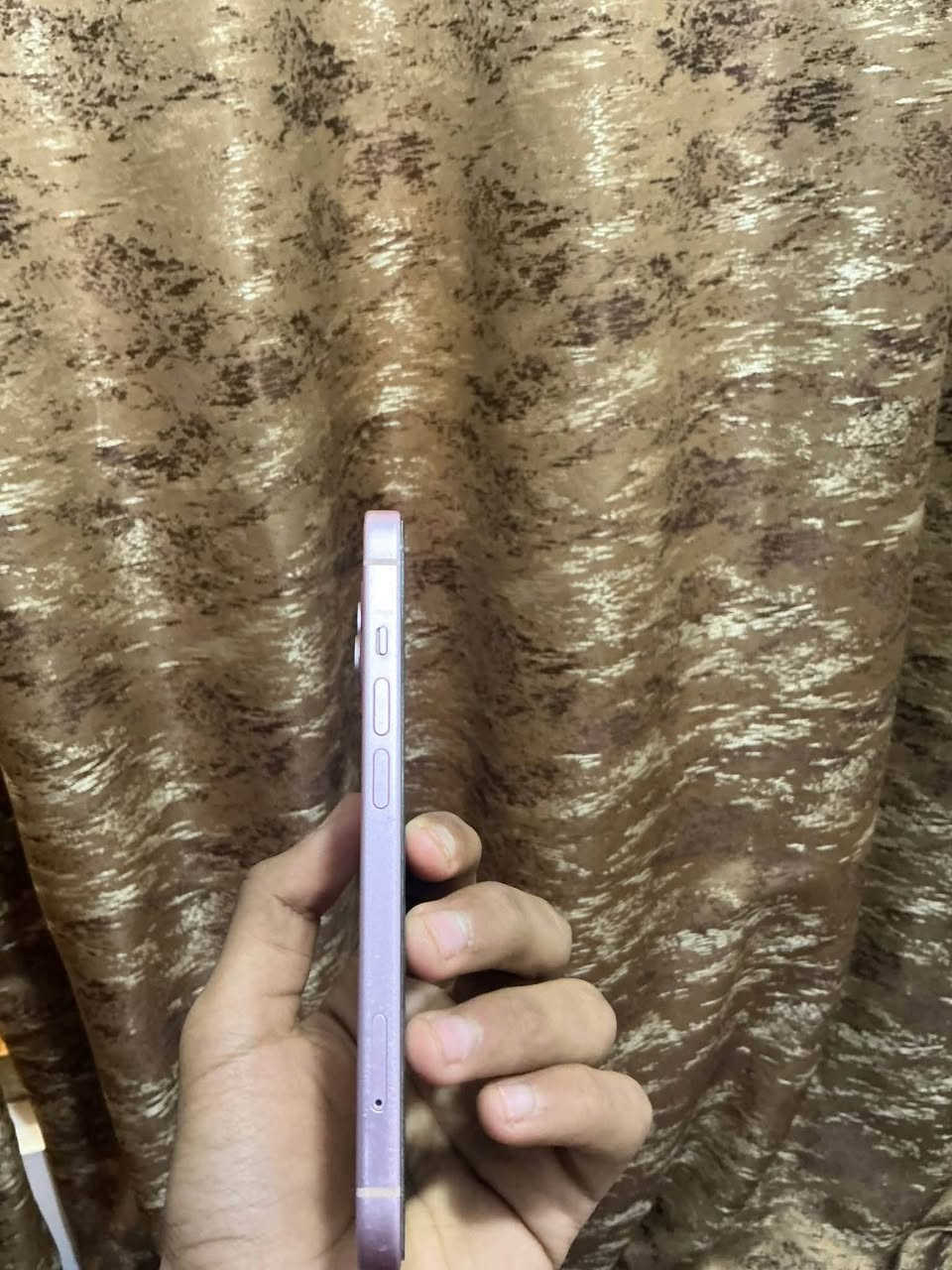 سلام عليكم
ايفون 15 عادي 
نضافه 90%
بطاريه 86
ذاكره 128
دبل سيمكارت عربي شرق اوسط
وتر بروف
العنوان بغداد 
الرقم. ***********
