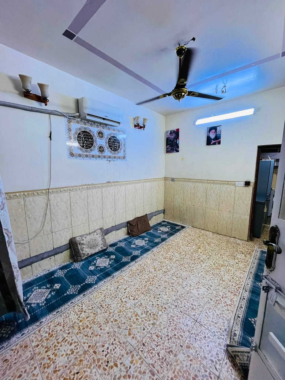 دار للبيع مساحته 100 
الواجهيه الدار 6 متر 
📍الموقع نهائيه حي اور الغرير نزلة العيادة الشعبية 
الفرع الثالث   
يتكون الدار من صحيات خارجية 
+ مدخلين استقبال + مطبخ + صاله +غرفه منام + صحيات + ترك + بيتونه على كد مساحه الصاله. + صطح امامي + خلفي  الصطح اشتايكر 
  سعر جدا مناسب 
للستفسار اتصال على الرقم  ***********
