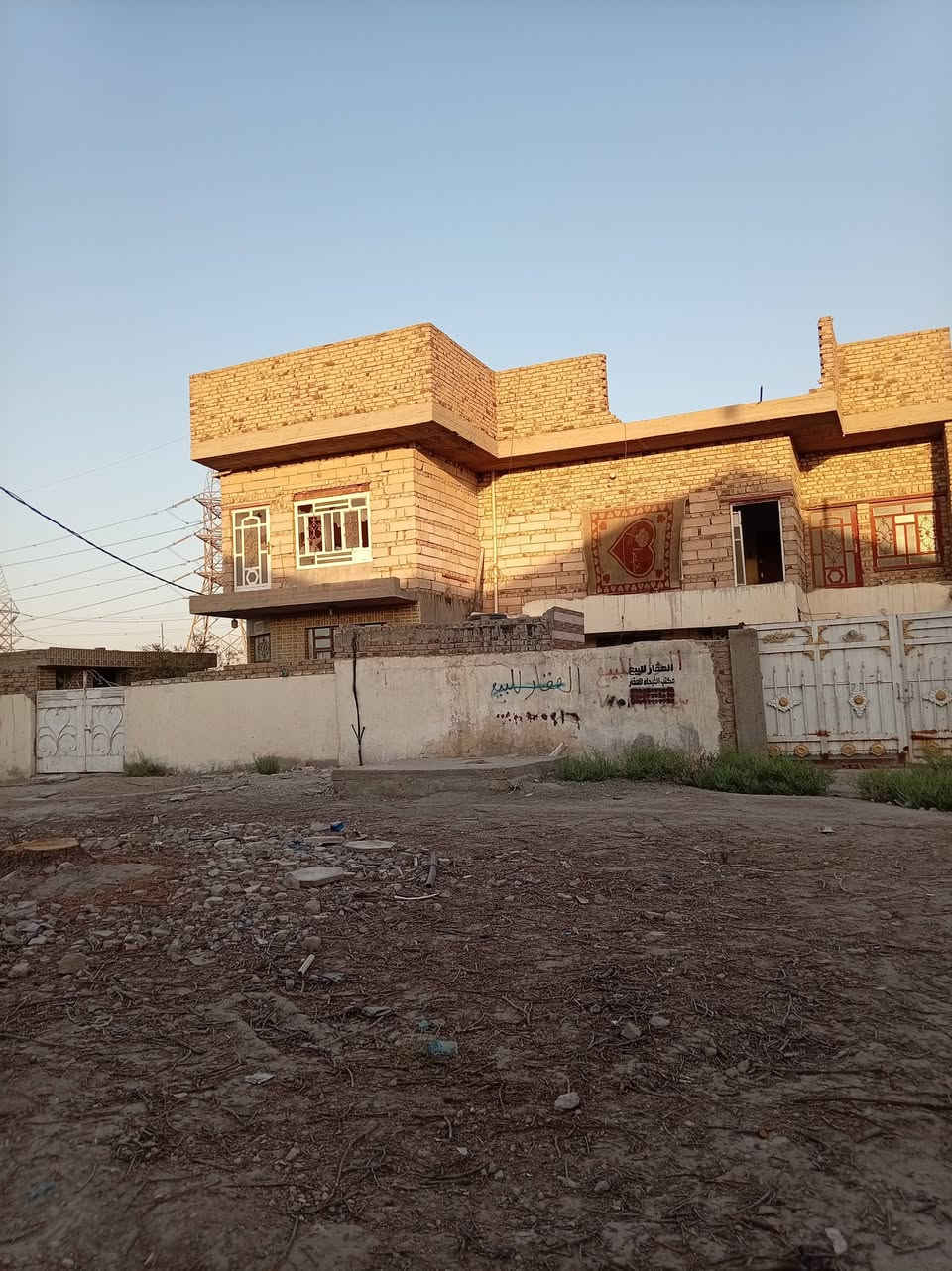 الدار للبيع
مساحة 200
 يحتوي على طابقين الطابق الاول مطبخ . استقبال . هول . 2غرف في الطابق الاول . صحيات داخلي خارجي . مضيف . حديقه .كراج
الطابق الثاني:
 صحيات . هول . 3 غرف
الموقع : الحله .طريق حله-نجف. مجاور معمل السرنجات . قرب جسر نادر
السعر مناسب للاستفسار الاتصال على الارقام:***********
***********
