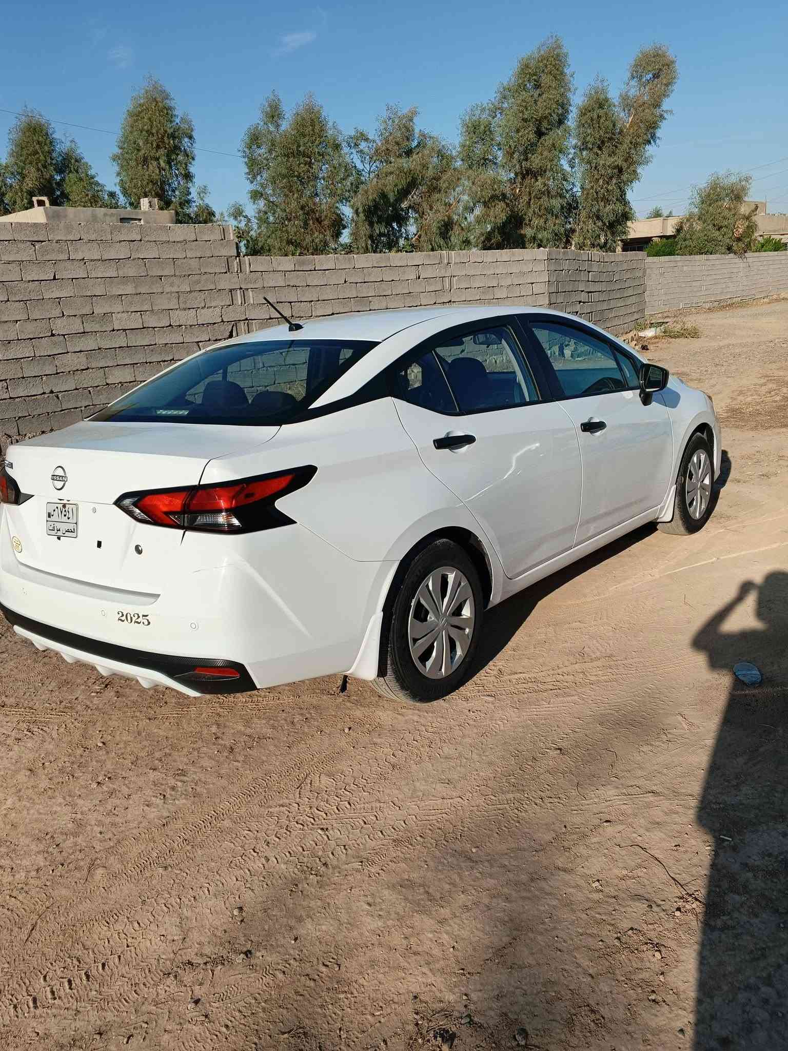 نيسان فيرسا • ٢٠٢٥ • ابيض