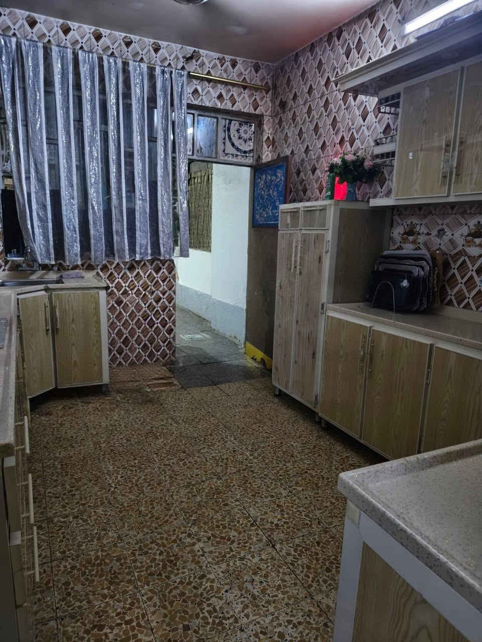دار للبيع مساحة 150 طابو صرف يتكون
الاستقبال 7×3 ونص 
المطبخ 5×3 ونص 
الصالة 3 ونص ×7 ونص 
الغرفة الأولى 5×3 ونص 
الغرفة الثانية سويت 5×3 ونص 
ترك على طول البناء 

العنوان بغداد حي النصر قرب جامع الظفيري ثاني فرع على اليمين 

رقم صاحب الدار ***********
