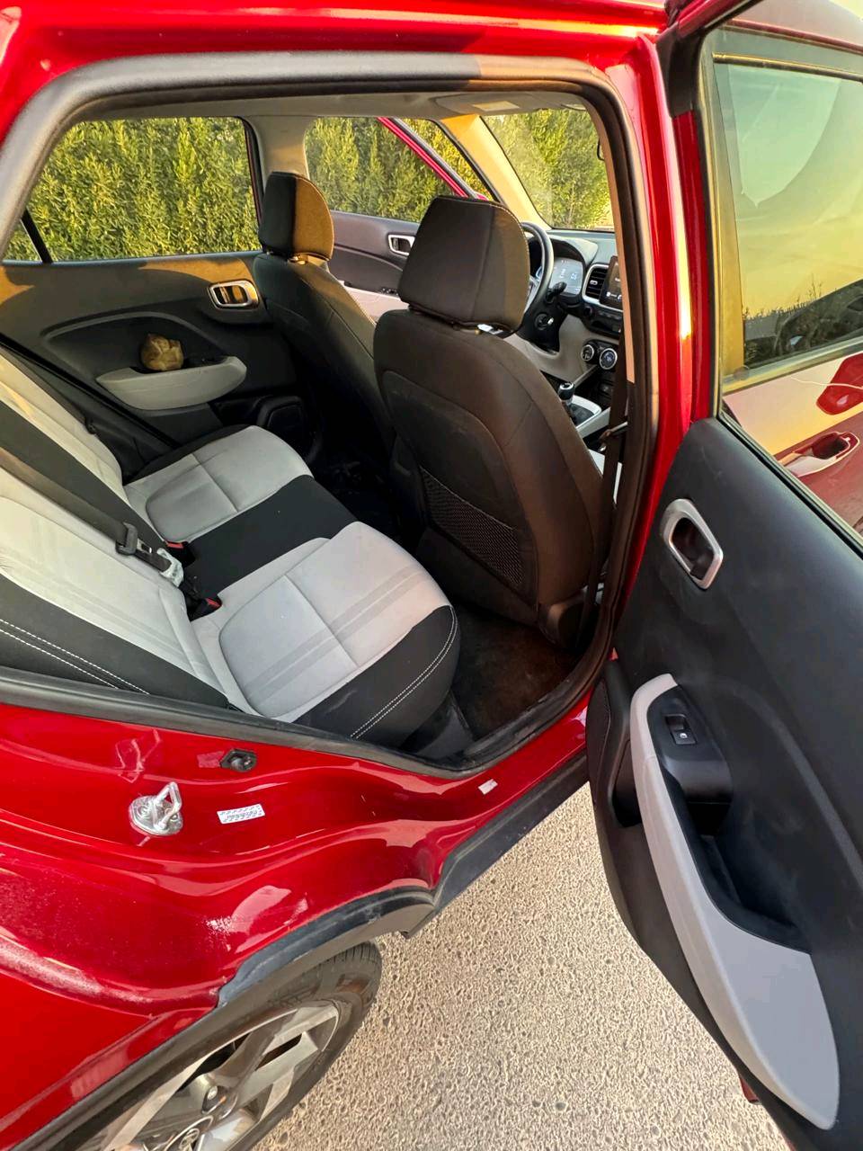 🚗 للبيع: هيونداي فينو (Hyundai Venue) موديل 2023 - فول مواصفات 🚗
سيارة قمة بالنظافة، اقتصادية جداً، ومجهزة بجميع مواصفات الراحة والأمان، جاهزة للاستخدام والتحويل المباشر.
أبرز المواصفات:
الموديل واللون: 2023 - أحمر مميز.
المحرك والقير: 4 سلندر سعة 1.6L اقتصادي جداً مع قير أوتوماتيك ناعم.
الشاشة والتقنيات: شاشة وسطية تدعم آبل كاربلاي وأندرويد أوتو + عدادات ديجيتال بالكامل.
المقصورة: مقاعد جلد وقماش مميزة بحالة الممتاز.
أنظمة الأمان: تنبيه النقطة العمياء، نظام كشف المسار، مانع تصادم، وكاميرا خلفية مع خطوط توجيهية.
الإضافات: تشغيل بصمة، دخول ذكي، ويل أوفر 17 إنش، سكك سقف، ومثبت سرعة.
الحالة والضرر:
صبغ بنيد فقط (حادث سطحي بسيط).
كفالة شاصي، لغود، وأيرباجات سليمة.
بشرط الفحص (مكينة، قير، كهرائيات).
السعر والتواصل:
السعر المطلوب: 130 ورقة ($13٫000) - وفيها مجال بسيط للجادين بعد المعاينة.
كفالة رقم 15 ورقة.
المكان: [اربيل]
للتواصل: [***********] / يتوفر واتساب.