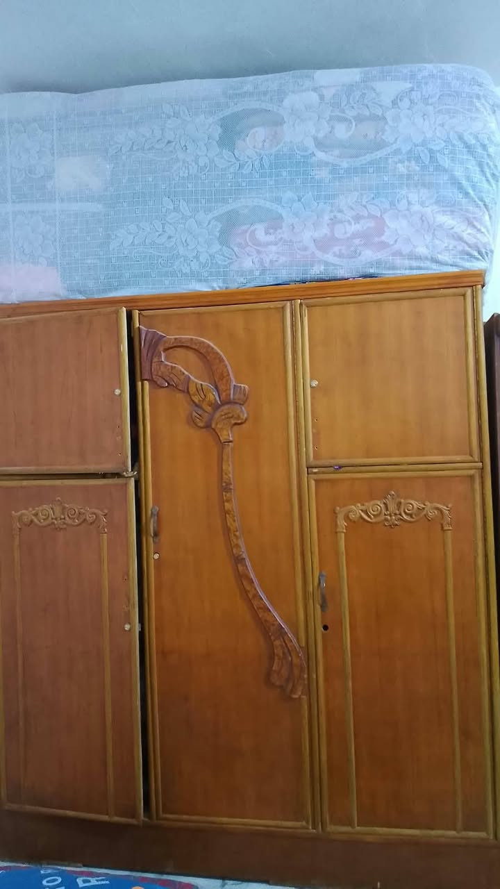 سلام عليكم غراض لبيع نضيفات استعمال قليل عنواني سبع قصور شارع ابو علي قرب اسواق سامي *********** واتساب فقط لشراي يطبلي
