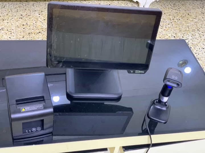السلام عليكم
استعملته اسبوعين وعزلت مشروعي اخذته بمليون وكسور 
سعره900قفل ممكن انزل 10 20 اكثر لتدخل 
عنوانه لغداد
متواجد ماسنحر 
واتس ***********

جهاز نقطة بيع (POS System) الكل في واحد، بشاشة لمس مدمجة مع كمبيوتر داخلي، مصمم لإدارة المبيعات في المحلات 

🔹 مميزات جهاز HEMI POS:
 1. شاشة لمس 15.6 بوصة تسهل إدخال الأوامر.
 2. جهاز All-in-One (لا تحتاج كمبيوتر منفصل).
 3. تصميم احترافي مناسب للمحلات والمطاعم.
 4. يدعم جميع ملحقات POS (طابعات حرارية، قارئ باركود، درج كاش).
 5. منافذ متعددة تسمح بربط أكثر من جهاز بنفس الوقت.
 6. يعمل على أنظمة تشغيل مثل:
‏ • Windows 7 / 10 (أكثر شيوعاً مع برامج الكاش).
‏ • Linux (إذا كنت تستخدم أنظمة مفتوحة المصدر).

🔹 الملحقات 
.طابعه فواتير حراريه 
.طابعة بار كود
.قارئ بار كود وايرلس
