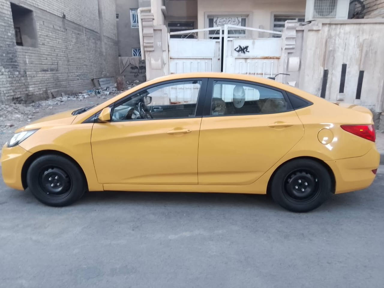 السلام عليكم اكسنت موديل 2013امريكي حادث جاملغ بدون دواخل وبلعراق باب السائق بدون دواخل جاهزه من كلشي امصفره هيئه وغرامات تحويل مباشر بسمي السعر 82رقم بي وتساب*********** مكاني بغداد الزعفرانيه
