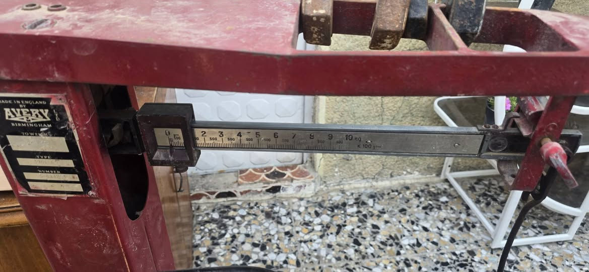 سلام عليكم ميزان نضيف نكليزي شغال كامل مع عيراته 
سعر ٢٠٠ الف با عافيه على مشتري مكان بغداد *********** وتساب
