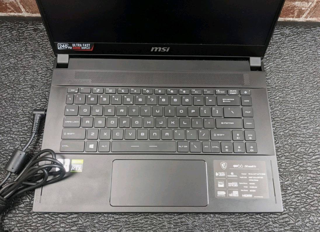 لابتوب العاب جيمنك: MSI Stealth GS66  
​المعالج (CPU): Intel Core i7-10750H (الجيل  العاشر، بقوة وكفاءة عالية جداً للألعاب والتطبيقات الثقيلة).
​الذاكرة العشوائية (RAM): 16 جيجابايت.  
​التخزين (Storage): قرص تخزين سريع جداً من نوع NVMe SSD.  حجم 500
​الشاشة (Display): شاشة فائقة السرعة بمعدل تحديث 240Hz Ultra Fast، تمنحك سلاسة فائقة في الحركة والألعاب.  
​كرت الشاشة (GPU): NVIDIA GeForce RTX (2070 8g super max q)
​نظام التبريد: نظام تبريد متطور وفعال Cooler Boost Trinity+ للحفاظ على حرارة مستقرة أثناء الضغط العالي.  
​البطارية: بطارية ضخمة بسعة 99.9 واط/ساعة
شنو الحالة العامة للجهاز هسه؟ بيه أي خدوش، ضربات، أو مشاكل مخفية غير اللي مبينة بالصور؟: 
نظافة فول
شكد صحة البطارية تقريباً؟ وتشتغل تقريباً شكد على الاستخدام العادي؟: 
صحتها 91%
الموقع بغداد ولايوجد لدي توصيل 