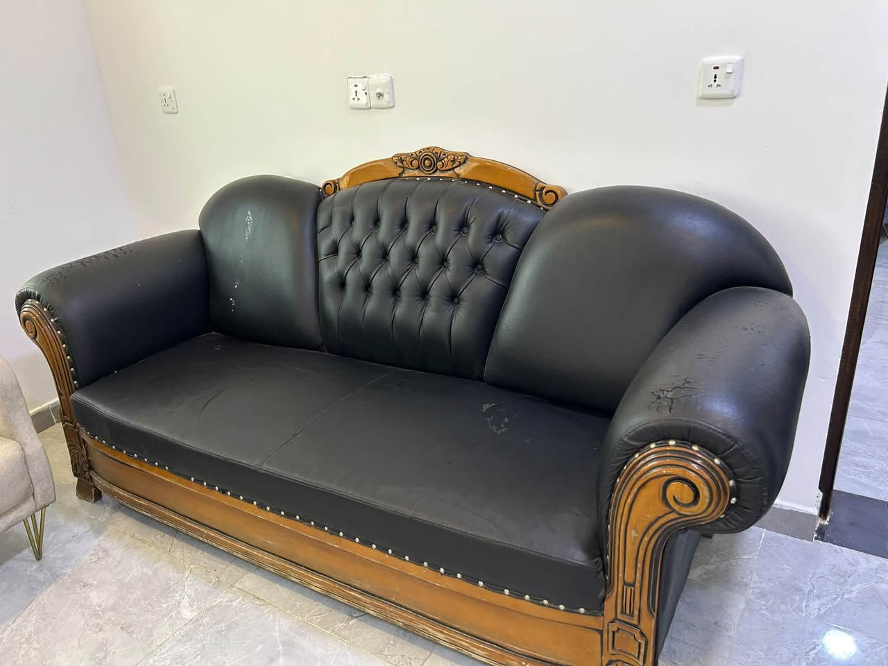 تخم عدد 2 للبيع
الاسود  8 مقاعد سعره 220
السمائي 10 مقاعد سعره 325 وبيهن مجال 
مكاني بغداد حي الجهاد 
***********
