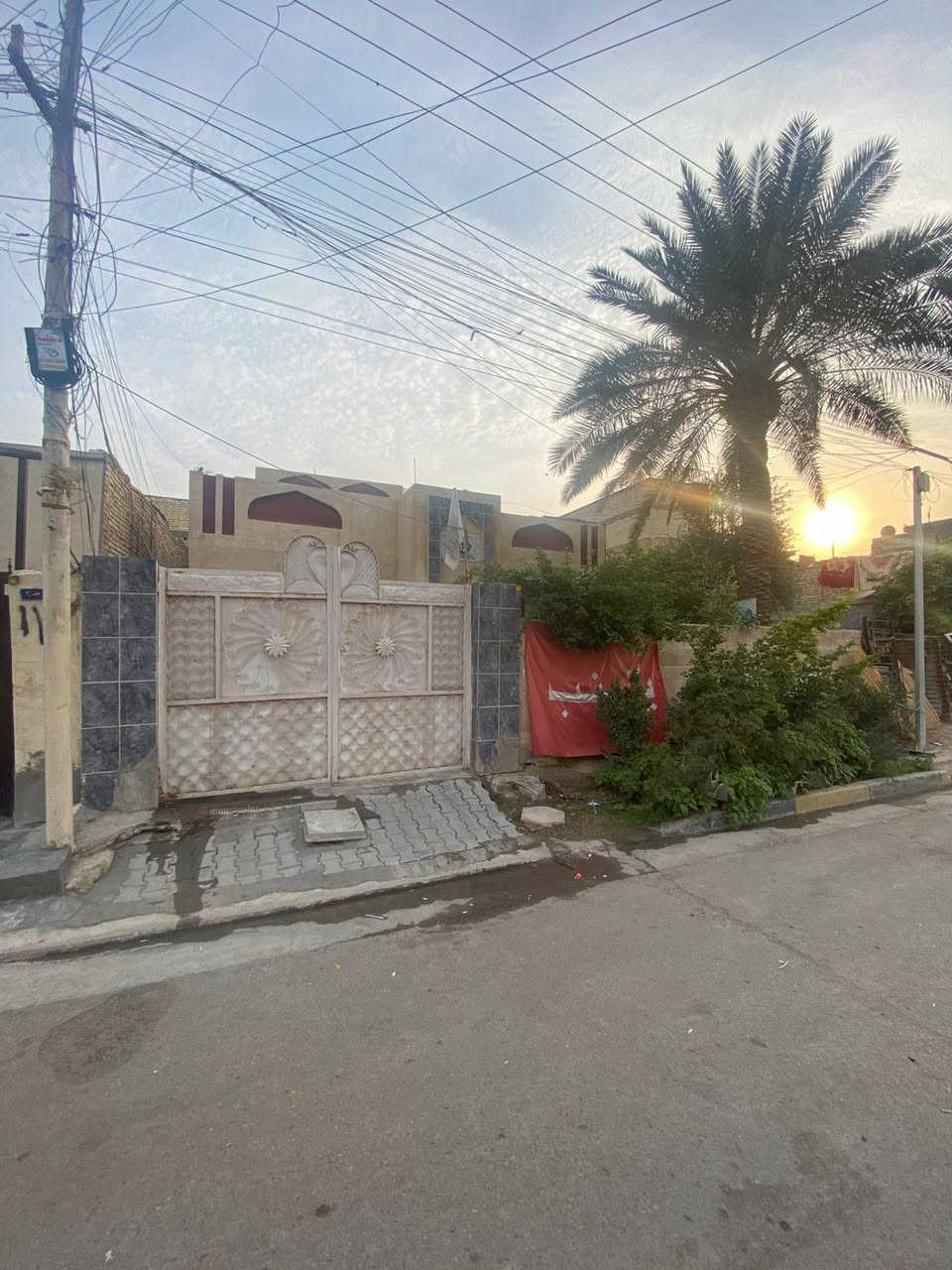 سلام عليكم للبيع دار ملك صرف ٢٠٠م خلف البنزين خانه الجديد ومدرسةصناعه الجديده  يعني من يم شارع جامع نور وتدخله اصير منطقه على اليسار واتساب متوفر للاستفسار *********** مقابيل ماركت دبي الحسينيه مال راشديه
