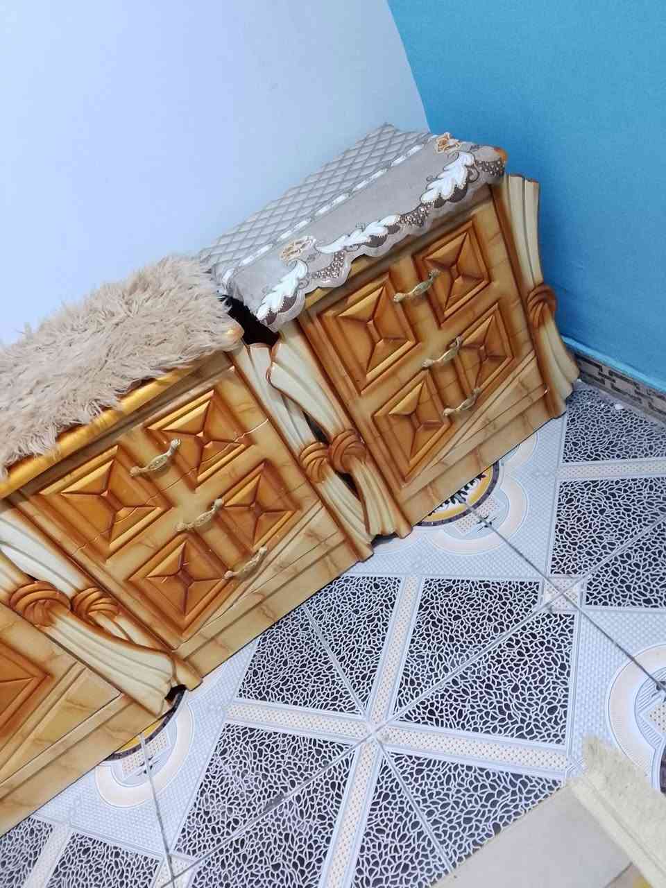 السلام عليكم غرفه للبيع 6 قطع نضيفه السعر 650 وبيها مجال ***********
