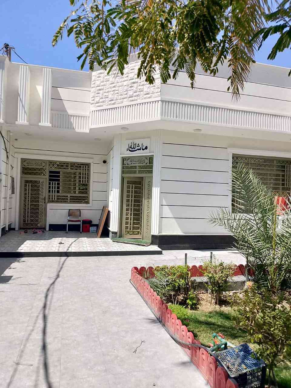 للبيع بيت طابو سند 25 
المساحة 420 
العنوان خلف جامعة العميد 
البناء 190 
كراج وحديقة 230
عدد الغرف ثلاث ... 
صالة كبيرة ومطبخ وإستقبال كبير 
وحمامات داخلية وخارجية بالإضافة الى المناور 
فوك غرفة وبيتونة ....
السعر 260 
للتواصل واتساب او إتصال ‏‪***********
 او مسانجر .
