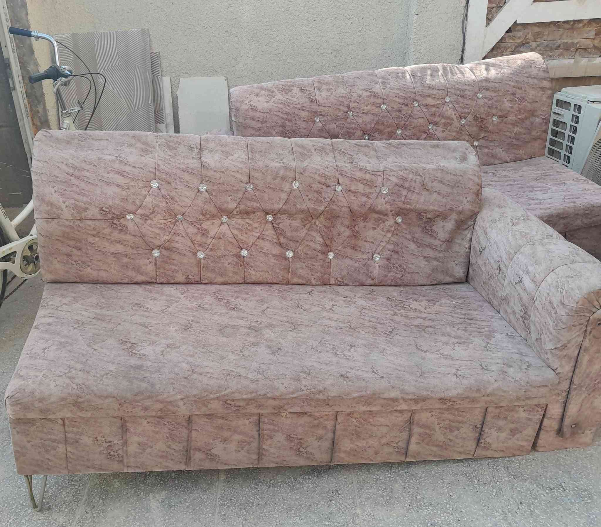 العنوان بغداد البياع حي التراث .التواصل على الرقم *********** السعر النهاي 250فقط
سلام عليكم يوجد الديناء تخم ١٠مقاعد الضغط زين بس يعتاجلها رجلين .  وكنتور  ابو٤بوب وبوفيها ٦بوب بس باب واحد مكسور مثل ماموجود بالصوره.
