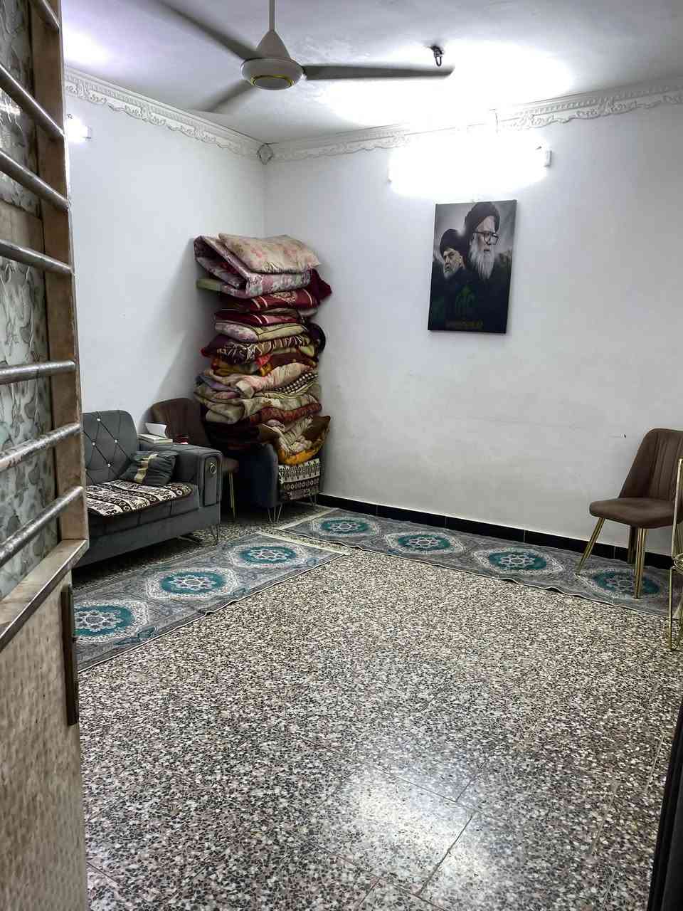 سلام عليكم 
بيت طابقين زراعي مساحه 100 مربع يحتوي على  3 غرف 
وحمام ثنين صاله 2 ومطبخ ومنور على طول البيت مكانه حي البتول البحث العلمي السعر 56 وبي مجال قليل للتواصل *********** موجود واتساب
