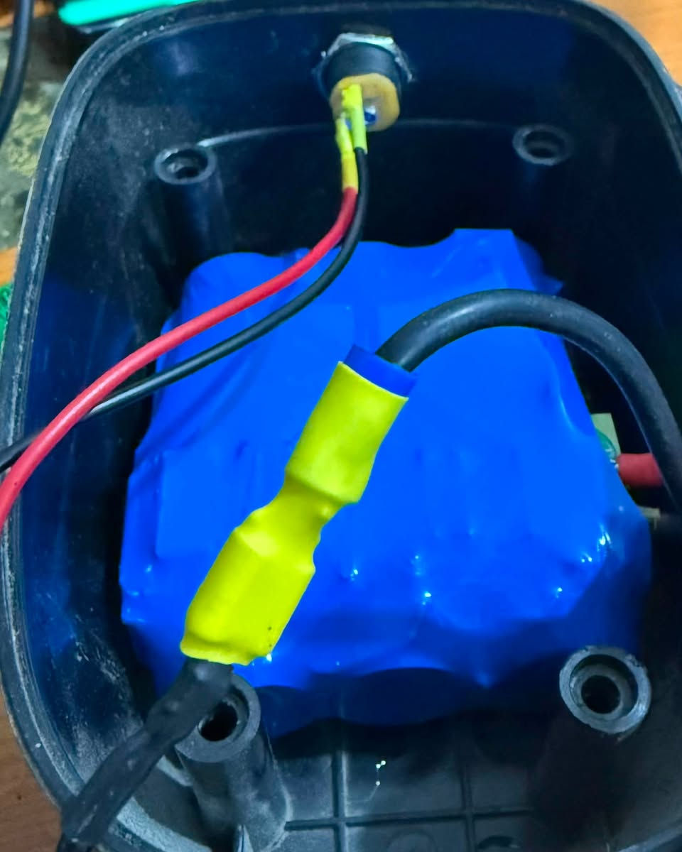 تجميع بطاريات ليثيوم لدريل شحن 12V

البطاريه القديمة نوع نيكل كادميوم
تم استبدالها بخلايا ليثيوم ايون 2500mAH من شركة EVE مع كرت BMS لحماية البطاريات من الشحن الزائد والتفريغ الزائد

تم زرع منفذ شحن داخل البطاريه ليتم شحنها بشكل مباشر بدون قاعدة شحن

السلطاني لبطاريات الليثيوم
بابل - قضاء المحاويل - قرب مطعم فينيسيا
***********
