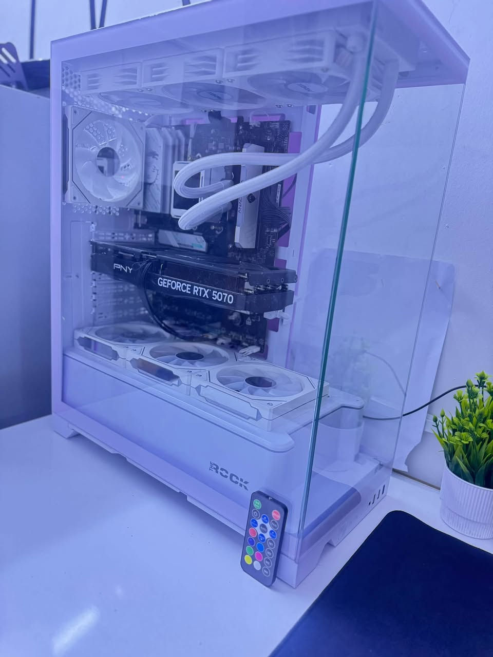 � للبيع تجميعة PC Gaming كاملة وبمواصفات قوية جداً 🔥
للبيع تجميعة نظيفة وقوية، مناسبة للألعاب الثقيلة، ألعاب الأونلاين، الدراسة والمونتاج، والجهاز جاهز للاستخدام 🎮🔥

🖥️ مواصفات الكمبيوتر:

🎮 كرت الشاشة: PNY GeForce RTX 5070 12GB
🧠 المعالج: AMD Ryzen 7 7800X3D
🧩 اللوحة الأم: MSI B850 Gaming Plus WiFi
💾 الرام: 16GB DDR5 — قطعة واحدة
💽 التخزين: SSD سعة 1TB
❄️ التبريد: تبريد مائي ROCK قياس 360mm
⚡ الباور سبلاي: Segotep 750W
🖥️ الكيس: ROCK Vortex
السعر 3مليون و 100

🎁 الملحقات ويا الجهاز:

🖥️ الشاشة: AOC Q27G4QE
▫️ دقة QHD 2K
▫️ تحديث 180Hz
▫️ استجابة 0.5ms

السعر 270
▫️ NVIDIA G-SYNC

⌨️ الكيبورد: Attack Shark L8
▫️ ميكانيكي
▫️ RGB
▫️ Tri-Mode

🖱️ الماوس: Logitech G502 HERO
سعر الكيبورد والماوس 120

🔌 UPS: The ROCK Online UPS 1KVA
سعر اليوبي اس 180

سماعه هايبر اكس كلاود ثري 3 🎧
السعر 110 
الميز هم للبيع ب 80 الف

تجميعة متكاملة وقوية، والقطع موجودة كراتينها.
البيع كامل مع الشاشة والكيبورد والماوس والـUPS.
كل شيء سعره جوه 
التواصل 
على خاص
الواتساب ***********
