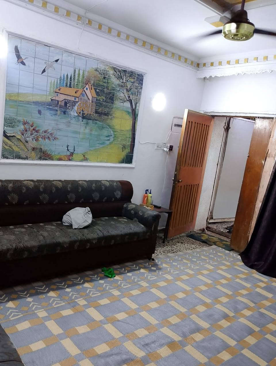 🏰 دار للبيع مساحه 92 م عكاده نضيفه 
على شارع 20 
يتكون من طابقين
استقبال مع 3 غرف نوم وخدمات 
للاستفسار مراجعة مكتب الوارث او
الاتصال على الرقم التالي
*********** ابو باقر
