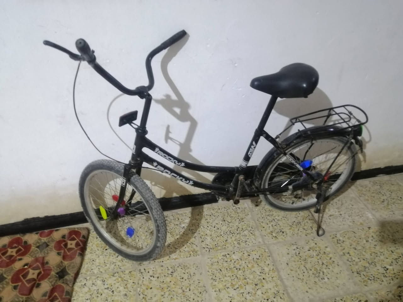السلام عليكم باسكل للبيع بطه حجم 20 بايسكل جديد وياله وسرج نضيف كلش بس ينغسل ويه جاملغ كدام وبريك كدام ودينمو مابي نقق كامل گبل للشارع السعر 75 وبي مجال للطيبين ادخل خاص وبيك خير ودلل خاص موجود  للتوصل *********** بي واتساب
