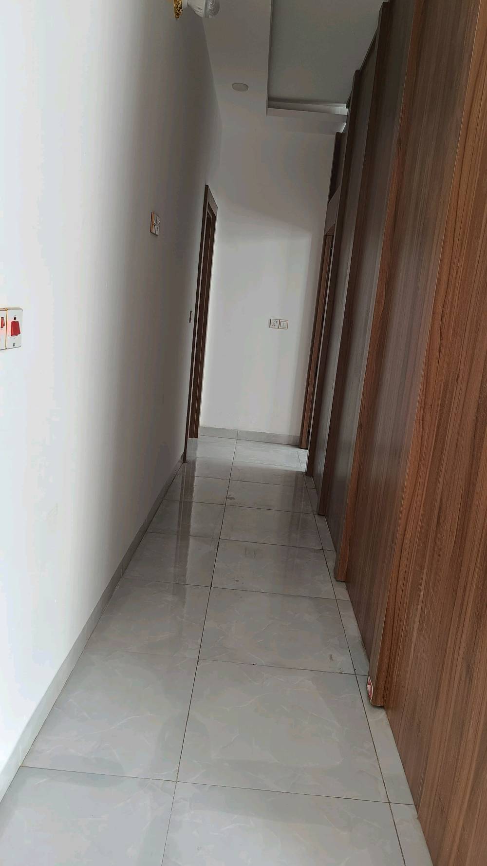 بيت للبيع بحي العباس الفرع الأول خلف فندق البارون مساحة 76 طابقين كامل مكمل وجاهز للسكن الطابق الارضي صالة واستقبال ومطبخ وصحيات والطابق الثاني غرفتين وصالة وصحيات بناء جديد طابوگ والاسااس رفت وغير مسكون
ممكن تذكرلي بأي مدينة/منطقة بالضبط بيت حي العباس؟ وهل الموقع قريب من الشارع الرئيسي أو الخدمات المهمة؟: 
الفرع الأول قريب جداً لشارع السيدة زينب يبعد عن الأمام 2 كيلو متر 
شكد عدد الغرف بالضبط بكل طابق، وهل البيت بيه حوش/سطح/كراج أو مكان للسيارة؟: 
غرفتين وصالة وصحيات وصالة واستقبال ومطبخ وصحيات 
الطابو شنو نوعه بالتفصيل؟ وهل البيع مباشر من المالك وبكل الأوراق جاهزة للنقل؟: 
نعم
السعر شكد؟ وهل قابل للتفاوض، وتريد تبيع نقدي لو تقبل تقسيط؟: 
125مليون وبيه مجال 