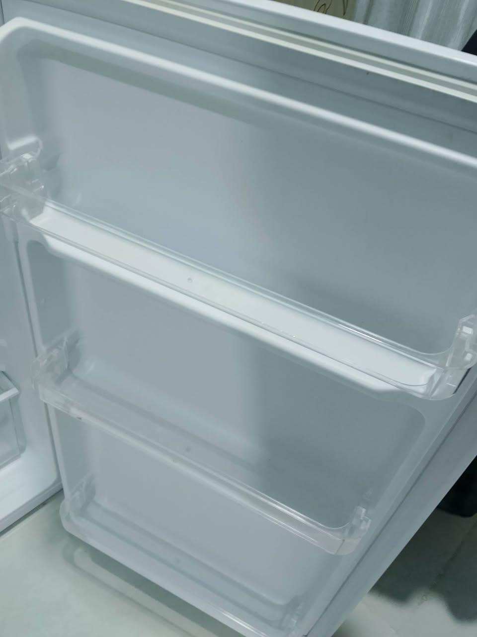 ثلاجه صغيره مال غرفه جديده استخدمه اقل من شهرين للبيع ١٤٠ ألف وبيها مجال بسيط التواصل على ***********
