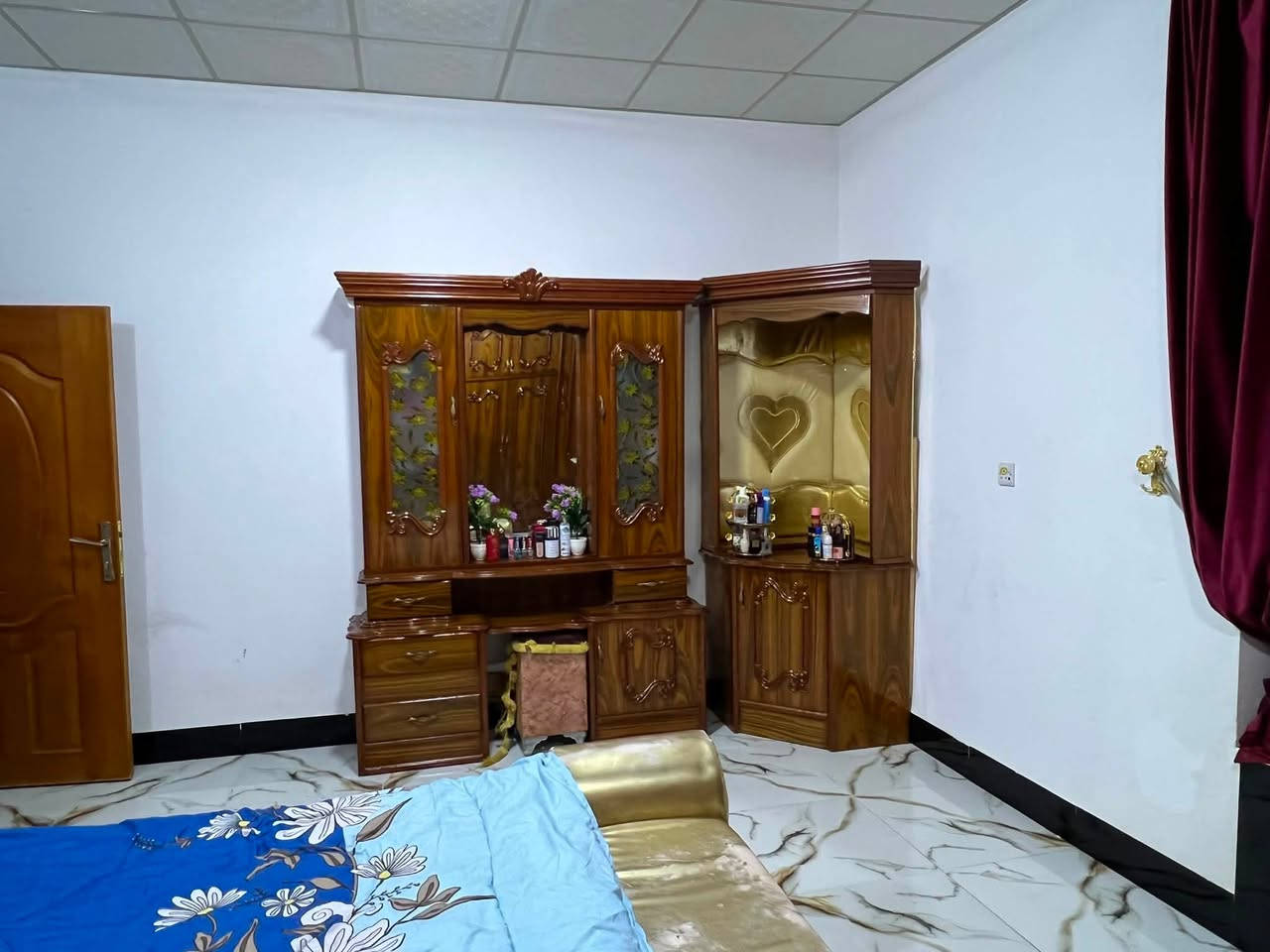 للبيع غرفة نوم مرتبة ونضيفه جداً مستخدمه قليل وخاليه من الكسور او العيوب.
والدوشك اصلي هدية وياه 
السعر 1,750,000دينار عراقي.
بيه مجال بسيط 

التواصل 
***********
