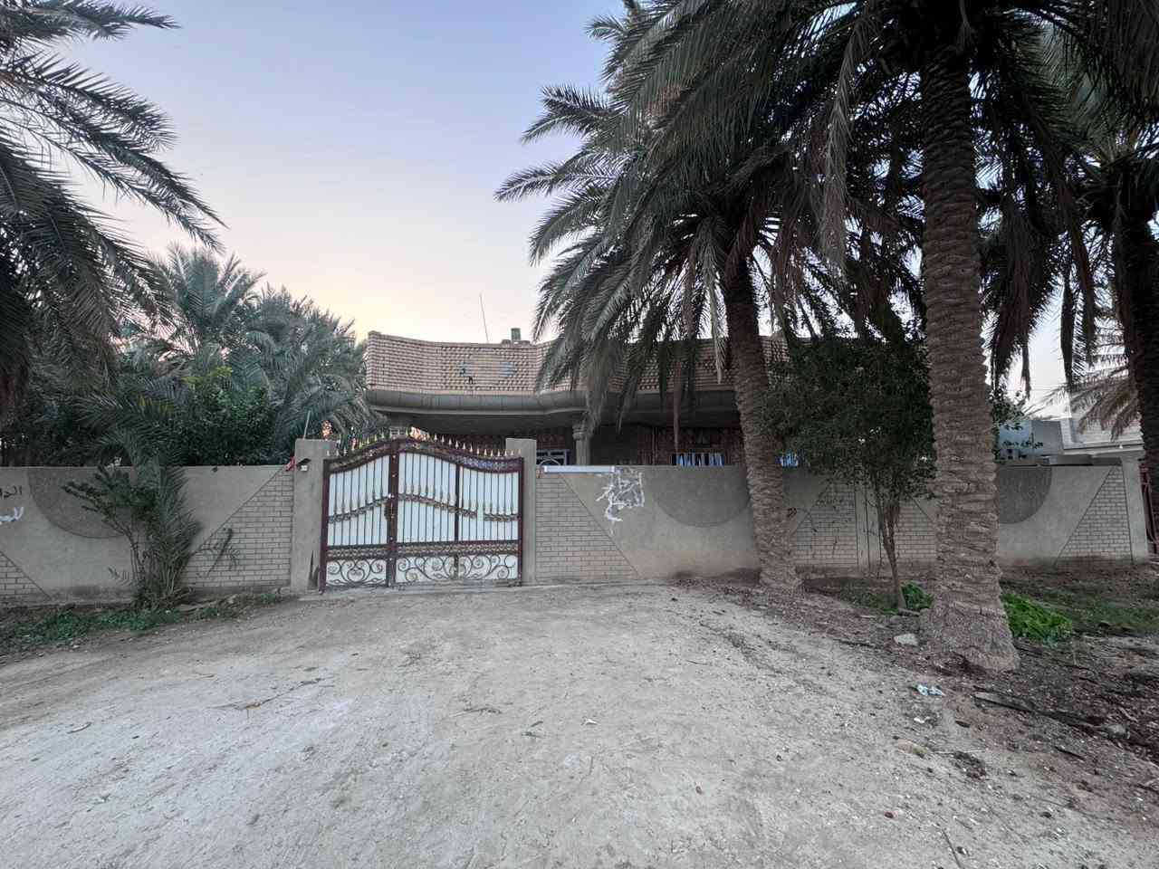 دار سكن للبيع تتكون من ٣غرف نوم٤×٦ واستقبال ٨×٤ وصاله ٦×٦ حمام عدد٢ مطبخ ٥×٤ مساحة البناء ٣٠٠م مع قطعه سكن خلف محطة وقود الشحيمية  الوجه على البزل  للإستفسار الاتصال على الرقم *********** او***********
