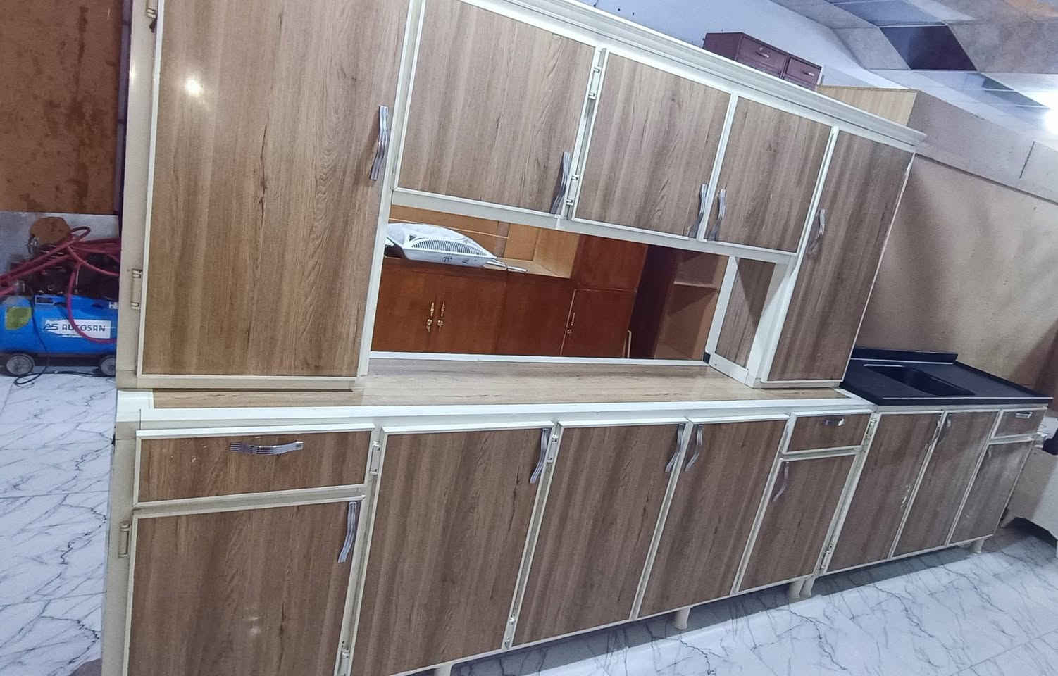 كونتر مترين ونص مع سنك متر ونص الملحق العلوي يرهم تعليگ يرهم فوك الجواه يربط نظافة كدام العين
السعر ٢٨٥ بي مجال شوية
العنوان كركوك الزوراء
للاستفسار 
***********
