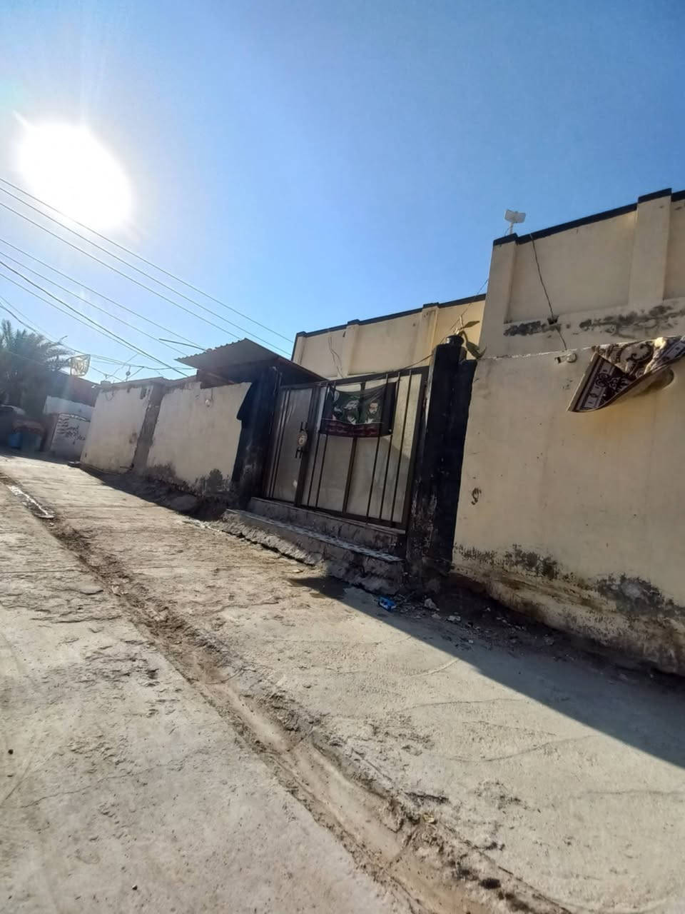 السلام عليكم
للبيع بيت ركن مع 4محلات 

م 240

موقع حلو تجاري مرتب 

عالي عن الشارع 

غرفتين صاله مطبخ استقبال طارمه مرتبه. ممرات كبار

مي مجاري كهرباء كافة الخدمات موجوده 

 جيران ذهب 

 أوقاف راجع للگوام

  موقع  الحمزه الغربي   قرب حي ابو سلام  

 البيت لا طالب ولا مطلوب اتكاتب بالمحكمة لضمان حقك 

السعر 55مناسب مقارنتآ الباقي البيت

بيع مستعجل لان مشتريه بيت ودافعه عربون 

***********
ملاحظه.""
المحلات صالون. تبقئ غراضه لليريد 
وقاعة بليارد تبقئ الميوزه متنشال
