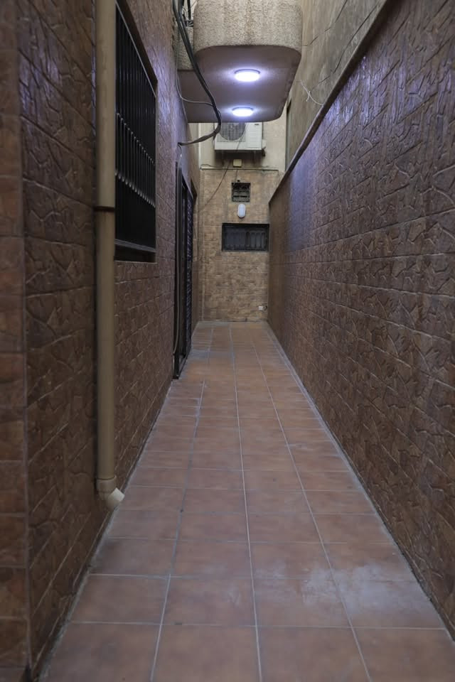 السلام عليكم
دار 🏠 للإيجار في منطقة الكرادة قرب ساحة الواثق يحتوي الدار على ثلاث غرف وصالة وصالة ضيوف معزولة مع خدماتها مع 4 حمامات ويحتوي على درج خارجي للضيوف ويحتوي على سبالت في كل غرفة وكراج يتسع سيارتين الدار جاهز من كلشي يصلح ان يكون سكني او شركة او مكاتب 

السعر 3،500$

للتواصل على الرقم

***********
