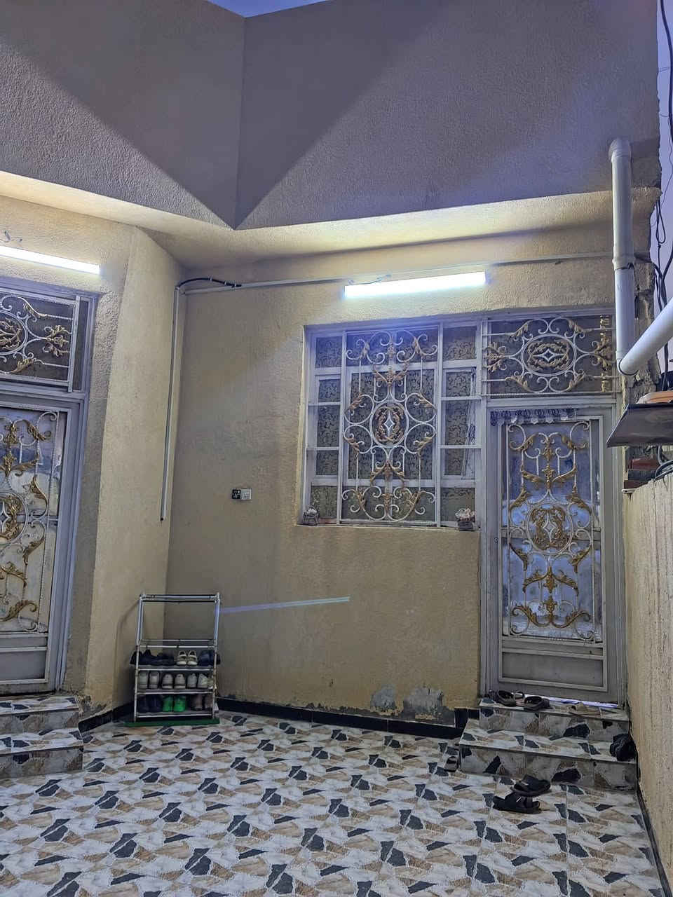 بيت للبيع المساحه 200 م يحتوي على غرفتين وصاله وصحيات ثلاثه واستقبال ومطبخ وحديقه وكراج 
سعر 105وبي مجال رقم الهاتف
***********
عنوانه بصره ابو الخصيب منطقه ام النعاج بيت طابو زراعي
