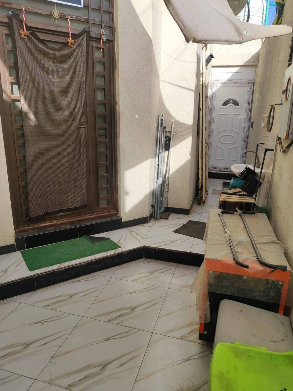 سلام عليكم بيت للبيع سعر البيت 79وبي مجال  بلجزيره بشارع زين العابدين مقابل مدرسه المنهاج الامثل الاهليه مساحه البيت 160متر طابو زراعي اصولي يتكون من غرفتين منام وصاله وستقبال ومطبخ ومناور ثنين وصحيات بناء شخصي سنه البناء 24 سعر البيت حيكون 79 وبي مجال للشراي للاستفسار ***********

