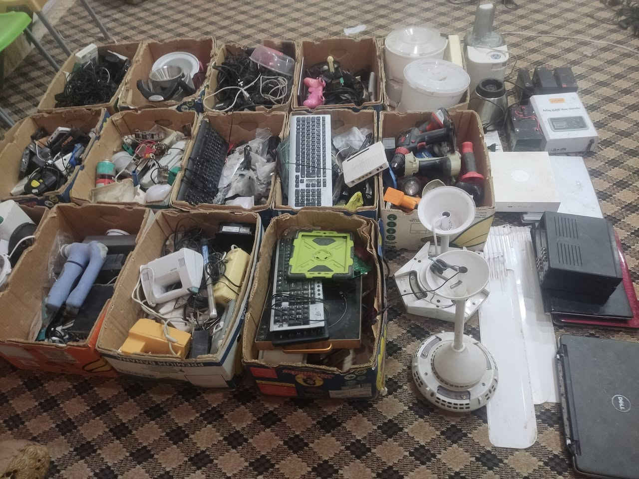 اغراض للبيع السعر 200الف مكرمه شارع الطاقه ***********
