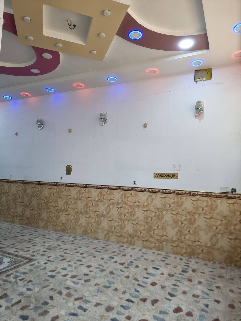 منزل مساحة ١٢٥ للأيجارفي ناحية الوحدة منطقة سيد عزال قريب على الشارع العام 
***********
***********
