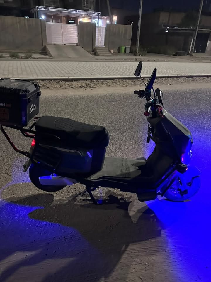 دراجة كهربائية للبيع جديدة بعدهي ب النايلون مالتها استعمال شهر واحد فقط
المواصفات 
1- بطاريات ليثيوم 
2- ملف 2000 
3- البريكات الأمامي والخلفي دسك 
4- بيها دهن بريك 
5- تشغيل عن بعد بالبصمة 
6- تشغيل بواسطة NFC (نفس التسلا) وكذلك سويج يعني 3 تشغيلات تشتغل 
7- نظام حماية الدراجة ما تتتحرك إذا جانت طافية وتطلع أصوات إنذار في حال تحركت 
8- بيها نظام بلوتوث تربط بيه جهازك 
9- الإنارة موجودة عالي وناصي 
10- صندوق كبير بالخلف 
11- تحتوي على 4 نمر والسرعة القصوى 120 
12- بيها نظام الR الرجوع 
الشاحنة مابيها شي وتشتغل طبيعي واصلا شاحن الدراجة قليل بيها
وتجي وياها إضافات مثل الخوذة والمرايات وكل هذول بس مليون و 150 الف وبيها مجال بسيط كلش 
والعنوان موجودة بمجمع حطين بالعماير اللبنانية 
للتواصل على هذا الرقم 
***********

