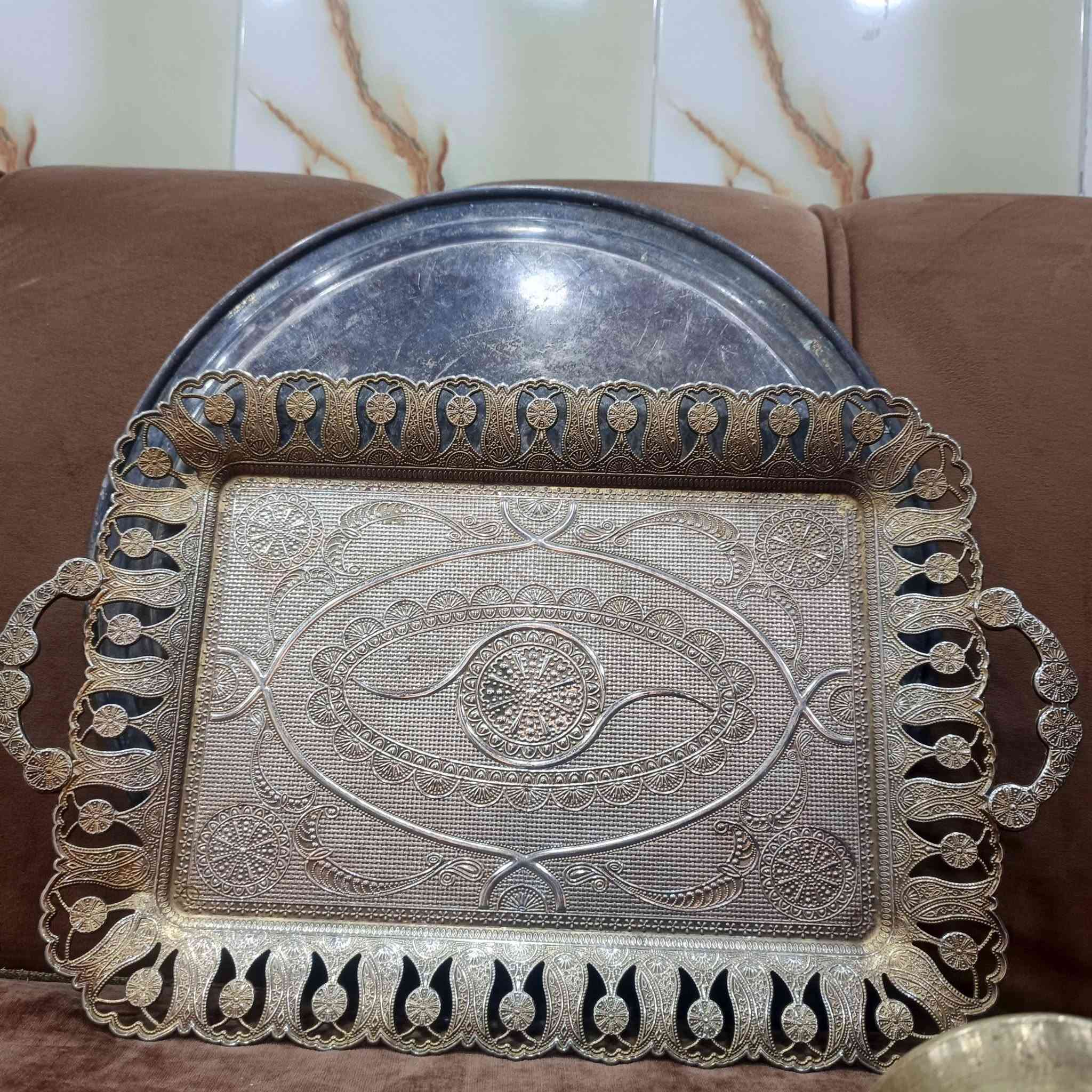 سلام عليكم متاح هاون يهودي قديم + جوله 3 فتايل هولدنيه قديمه + صواني ثنين نحاس قديمات
هاون طوله 13 c اليده, 17 وزن ثقيل بـ 40 قفل 
جوله مثل ما واضح بل صوره 30 قفل 
صينية دائرية نحاس بغدادية قديمه جدا وزن كيلو ونص 35 قفل 
صينية نحاس نقش يدوي مطلي فضه 35 قفل
اخوان اسعار كسر لحد يعامل مكاني نجف  ***********

