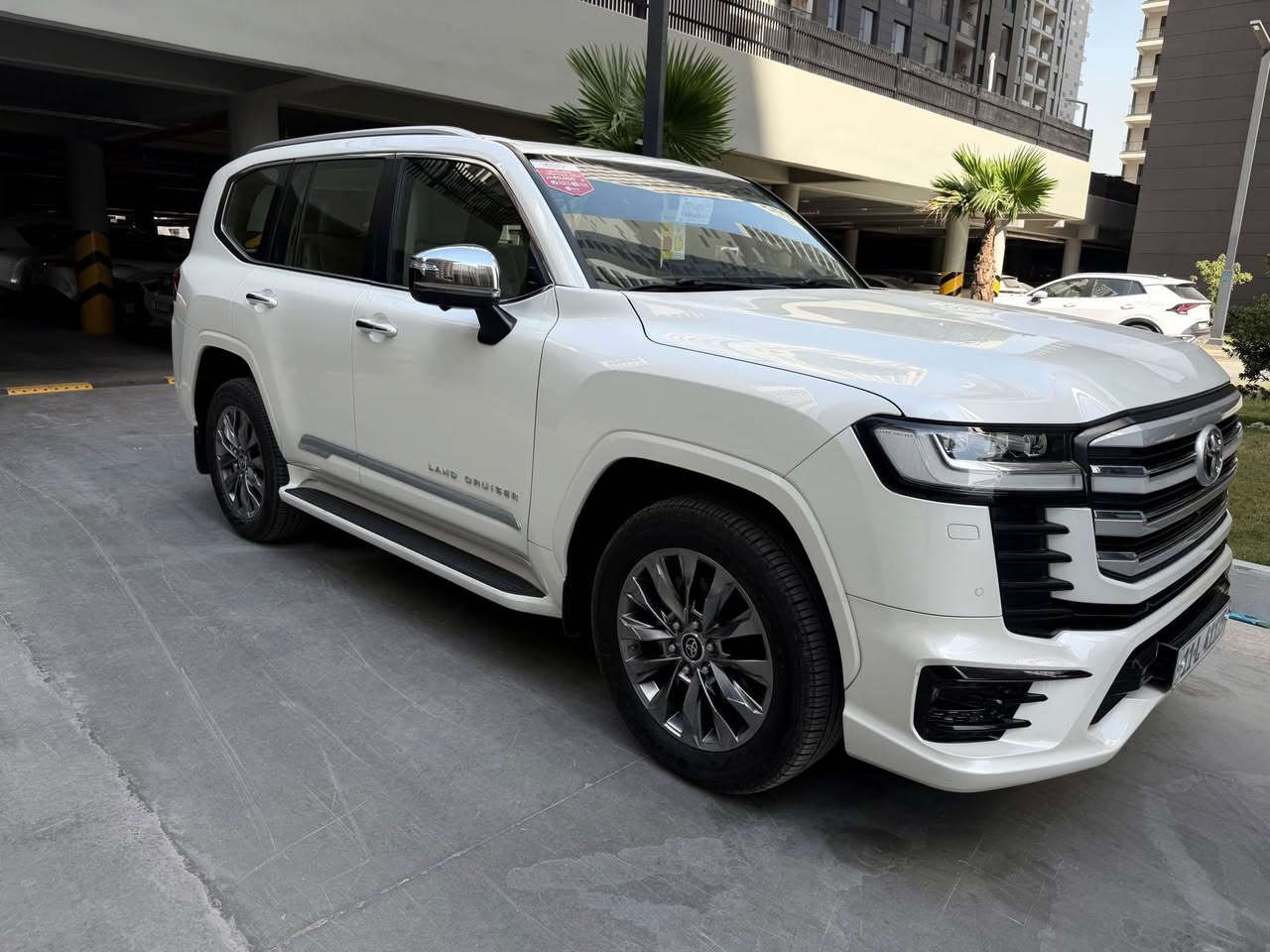 لاندكروز ساز 2024( VX  - لمتدد) SAS  ام الضمان  مغلفه (PPF ) رقم بغداد  بدون صبغ ولا بارد ولا اي حاله مكفوله كفاله عامه من اي ملاحضه ماشيه 36 الف كيلو الموصفات فول الفول السعر 75 الف دولار بيه مجال بسيط الرقم *********** بغداد, العراق
