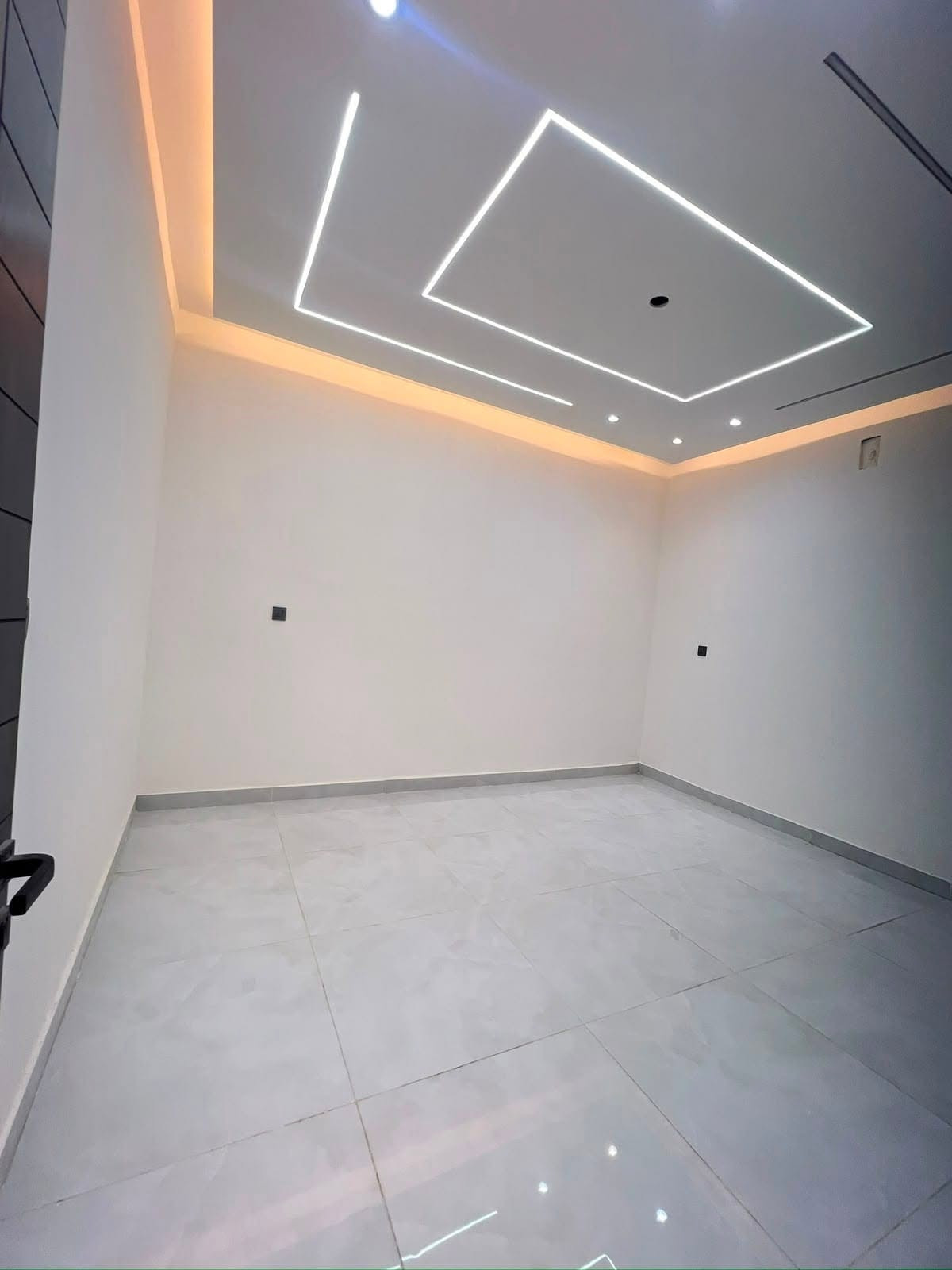 دار للبيع  طراز ملكي100 متر 🏠 

حي الجهاد مربع الامانه  🔑 

  شغل فول درجه اولى

📍مقابيل البيت سياج مدرسه عله طول الشارع 

         🫵🫵مواصفات الدار 👇👇

ارضيه بورسلين 80 في80 نانو بولش 

ديكورات صقوف صاله ومطبخ وغرفه نوم 🛌 

نضام درج بيانو 🎹 أناره 

محجر الدرج زجاج مسكرت 10 ملم 

باب قاصه بلازمه 

نضام حاكيه شاشه صوره وصوت 

جداران مطبخ وحمامات بورسلين هندي تصفير 

مدخلين ثلاث نوم 🛌 

اثنين حمام 🛁 صاله مطبخ

***********شركة ارض الخير
