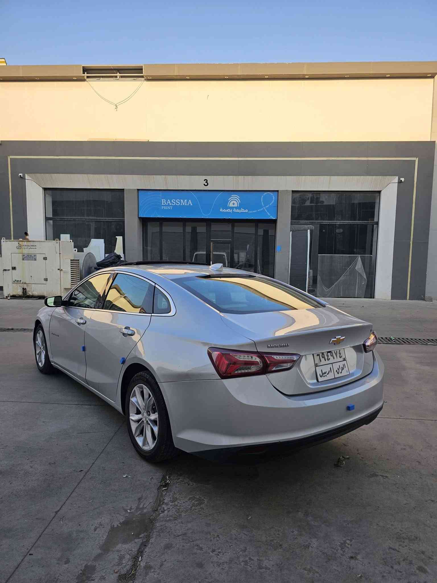 للبيع 
سعر 93 
شوفرليت ماليبو 2020 امريكي 
ماشيه 119 الف كيلو 
محرك وكير شرط 
محرك 1500 تيربو 
فول موصفات 
بانوراما بالسقف
تحكمات ستيرن 
شاشه وكامره 
كشنات تدفئة 
قطعتين تبريد ثللللج 
كشن السائق كهرباء
توقف ذاتي 
مانع انزلاق 
شاشه عطلات 
🚫ضررها جاملغ امامي يسار وربع بوند وباب خلفي بدون دواخل مرفق صور ضرر بلمنشور 🚫
رقم اربيل سنويه لغاية 2026/10/10 شرط التحويل 
السياره جاهزه 
العنوان موصل حي التأميم مقابل دلو الصباغ 
للإستفسار الاتصال 
***********
***********
