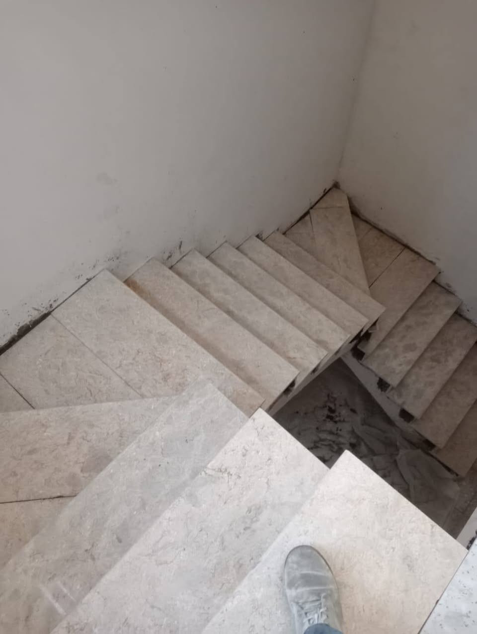 السلام عليكم                                      كادر سيراميك بورسلين مرمر شغل درجه أولي تسليم مهندس. ***********
