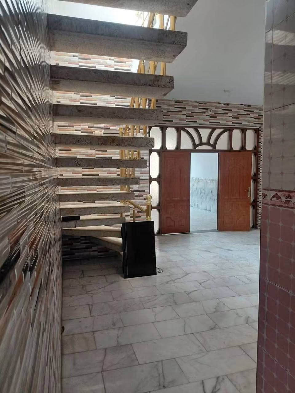 دار للايـــــ🏠ـــــجار الموقع حله الجمعيه خلف مطعم فوانيس

مساحة البيت 200م طابقين 

يحتوي على ٣غرف نوم وصاله وكلدور ومطبخ ومجمع صحيات 

الأرضيه مرمر الواجهه مرمر 

كراج سياره وحديقه 

بدل الايجار مليون 

الاستفسار اتصال على الرقم التالي 

***********
***********
مكتب سديم الهندسي /حي الصحة شارع الكورنيش

